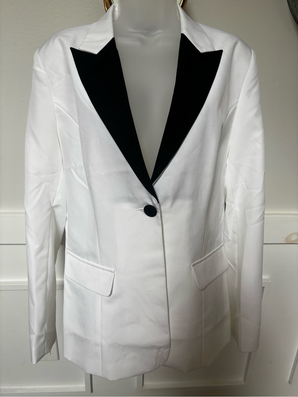 Metrostyle white tuxedo blazer with black contrast lapel nwt